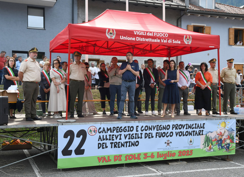 Piccoli vigili del fuoco crescono: concluso a Malé il campeggio riservato ai pompieri di domani Piccoli vigili del fuoco crescono: concluso a Malé il campeggio riservato ai pompieri di domani