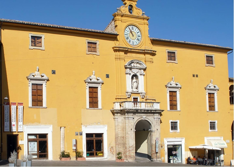 Facciata del palazzo degli studi sede della biblioteca pubblica 