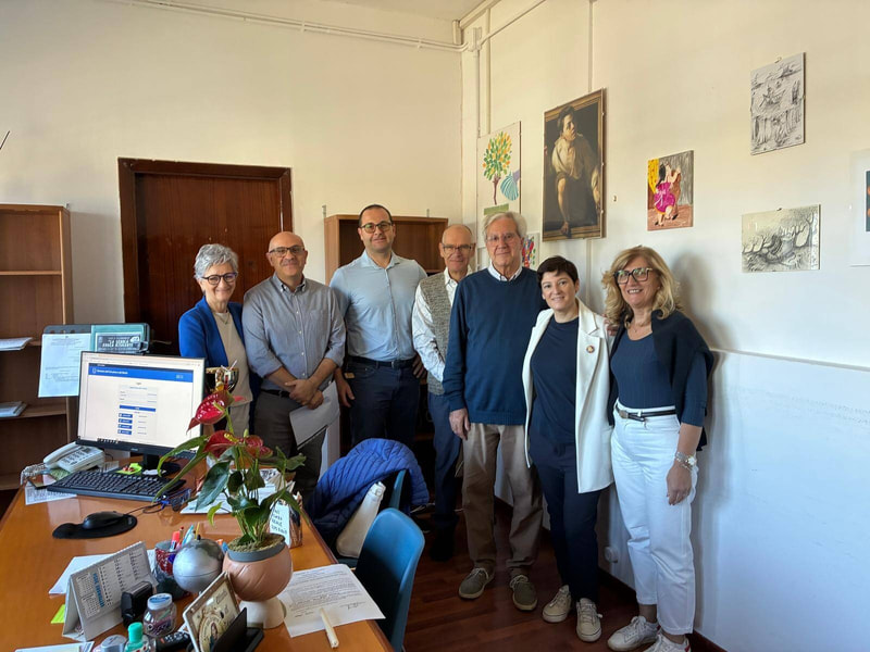 Foto dei rappresentanti del Comune e dei rappresentanti della scuola