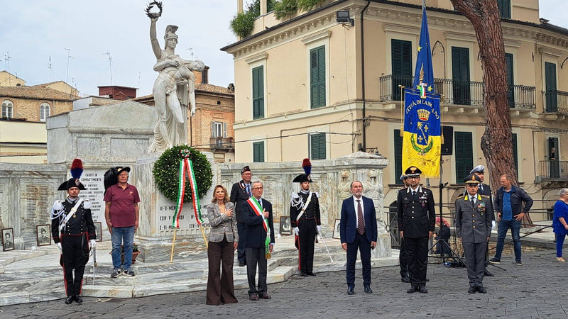 un momento della cerimonia commemorativa, durante il canto dell'inno nazionale. In primo piano il Sindaco e il Prefetto.