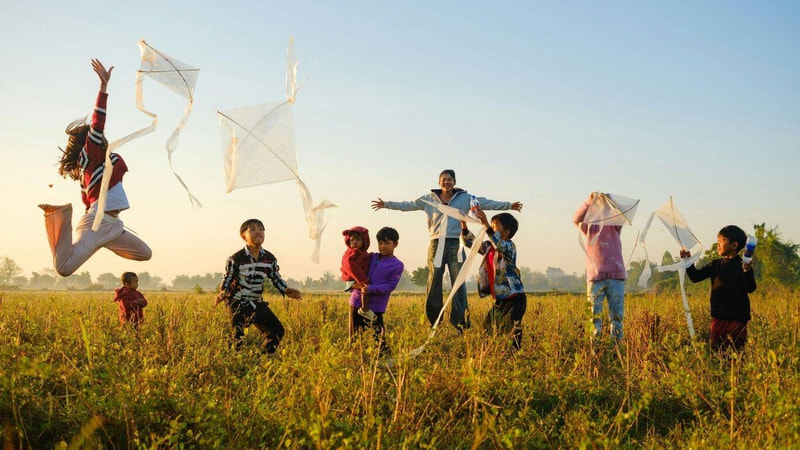 adolescenti in mezzo alla natura