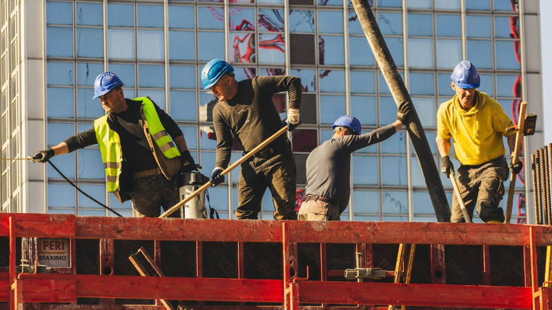 Foto di operai al lavoro in un cantiere 