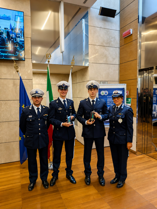 Due agenti della Polizia locale insigniti della «Croce per meriti speciali»