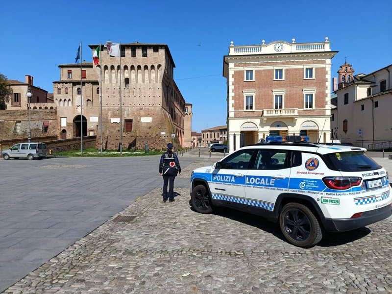 Polizia locale davanti alla rocca di Lugo