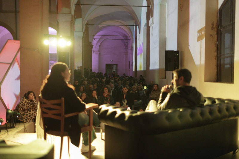 Ospiti che parlano al pubblico al Sonora Fest 