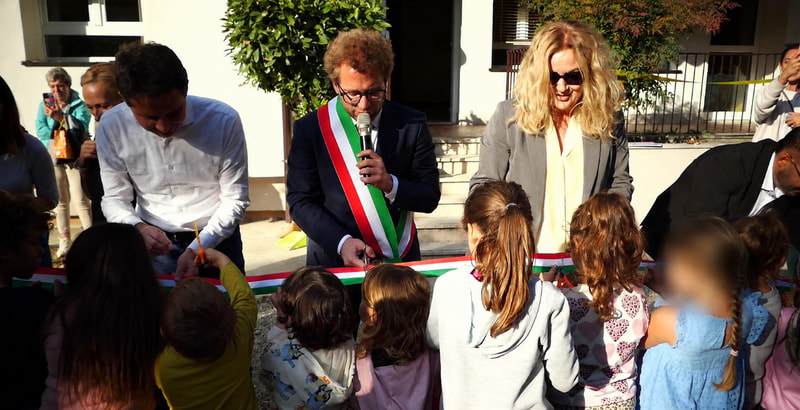 Inaugurazione della scuola dell’infanzia Lattes dopo il maxi intervento di riqualificazione energetica Sindaco, assessori Spiller e Selmo, famiglie e bambini al taglio del nastro dopo i lavori da 1,2 milioni di euro