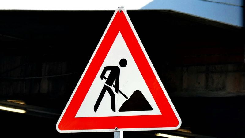 cartello stradale di lavori in corso