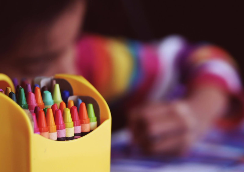 bambino che disegna