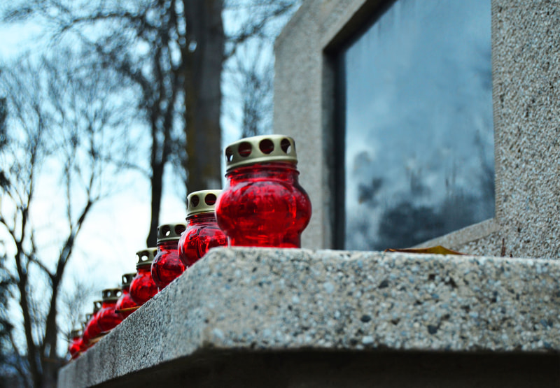 Lampade votive posate su lastra di marmo