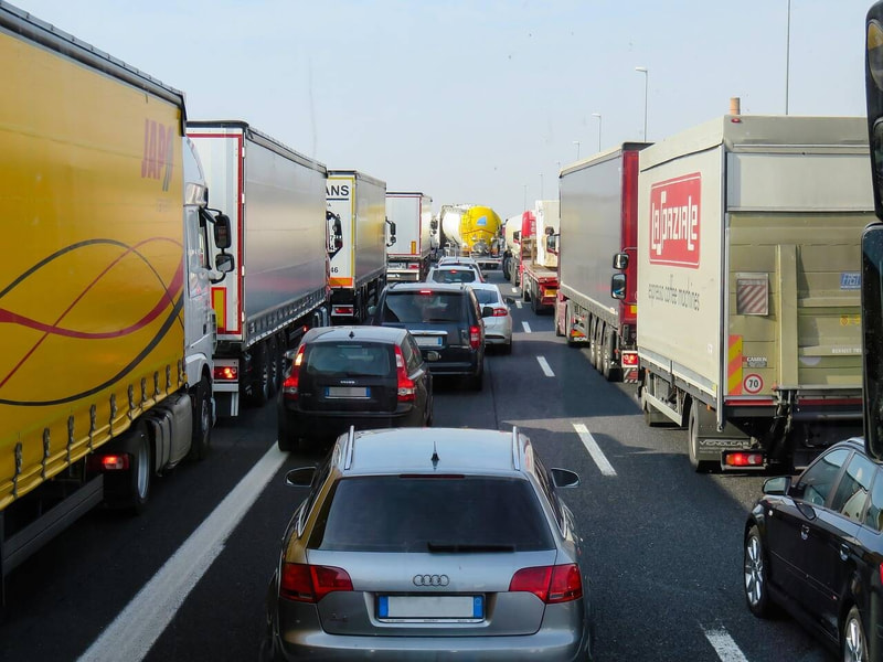 Veicoli incolonnati nel traffico