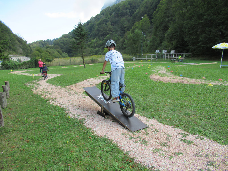 bambini in bicicletta nel bike park al Passo
