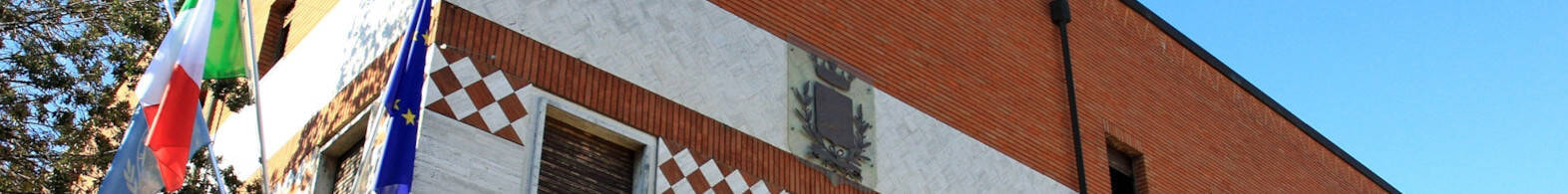 Facciata Municipio bandiere TAGLIO - Comune di Alfonsine - Creative Commons CC0 1.0 Universal - Public Domain Dedication (CC0 1.0)