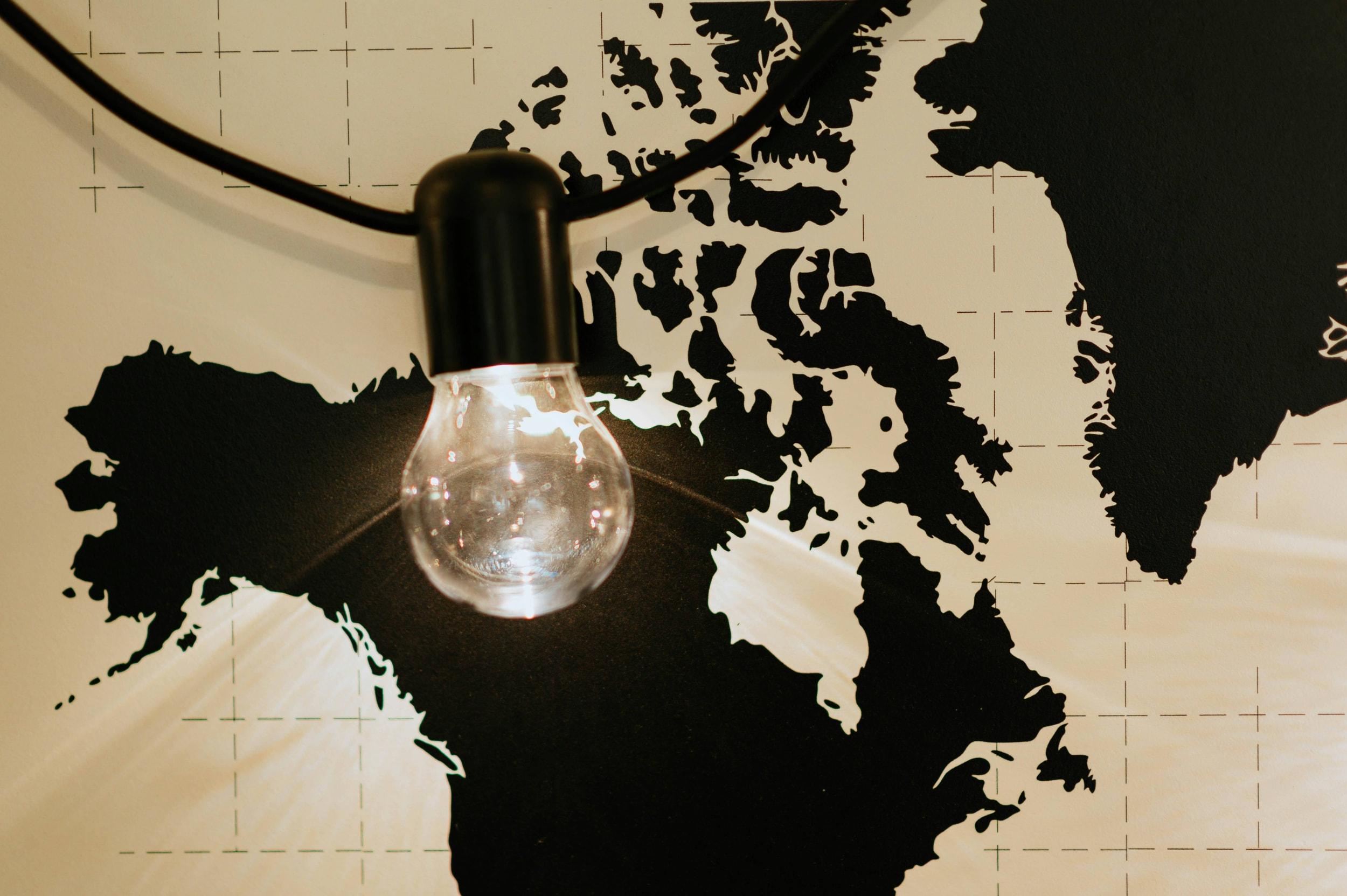 lampadina sulla cartina geografica