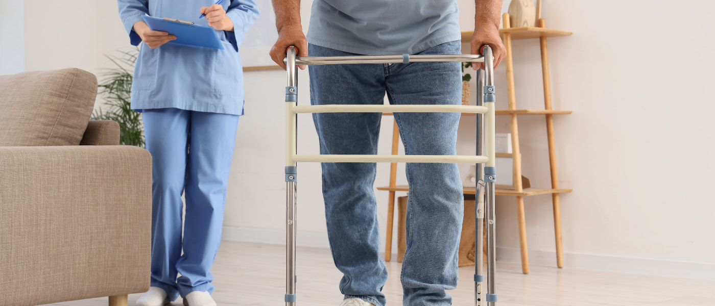persona con deambulatore assistita da un'operatrice