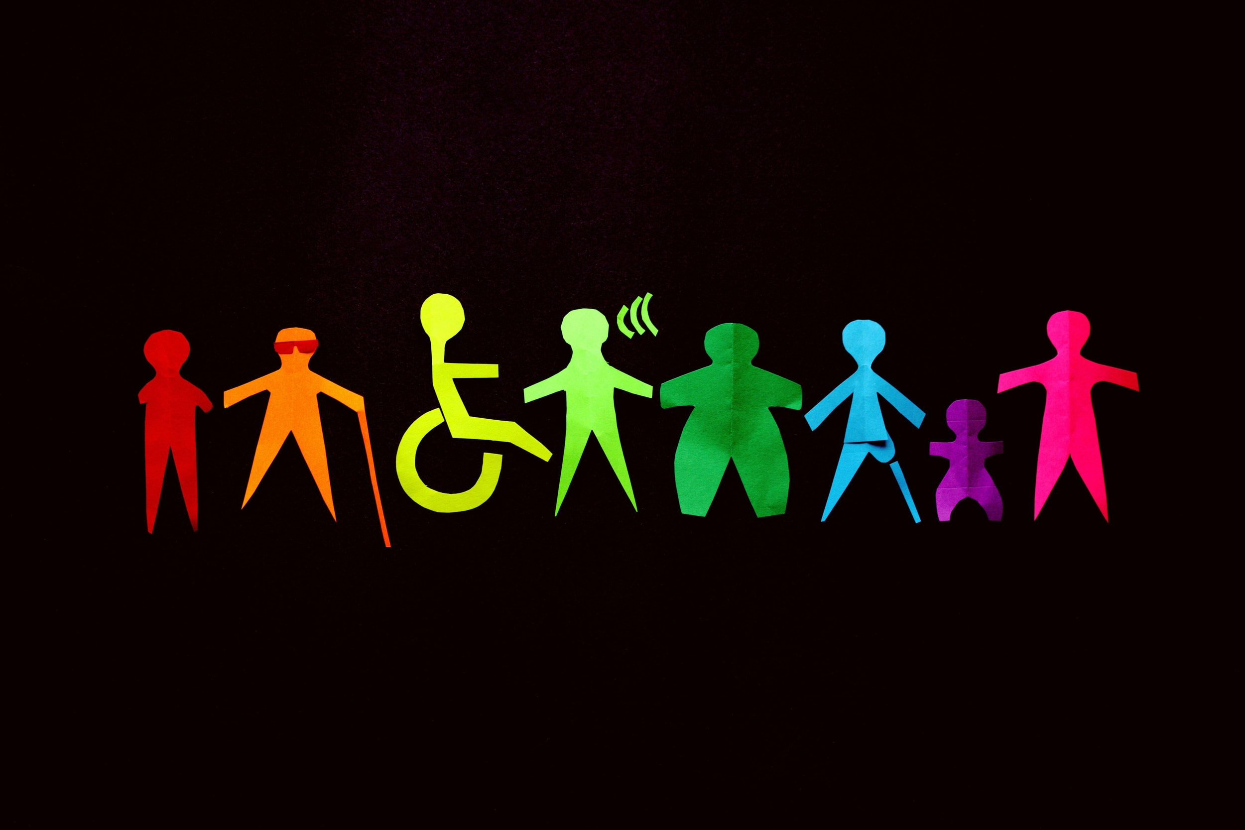 disegno di omini colorati con varie disabilità
