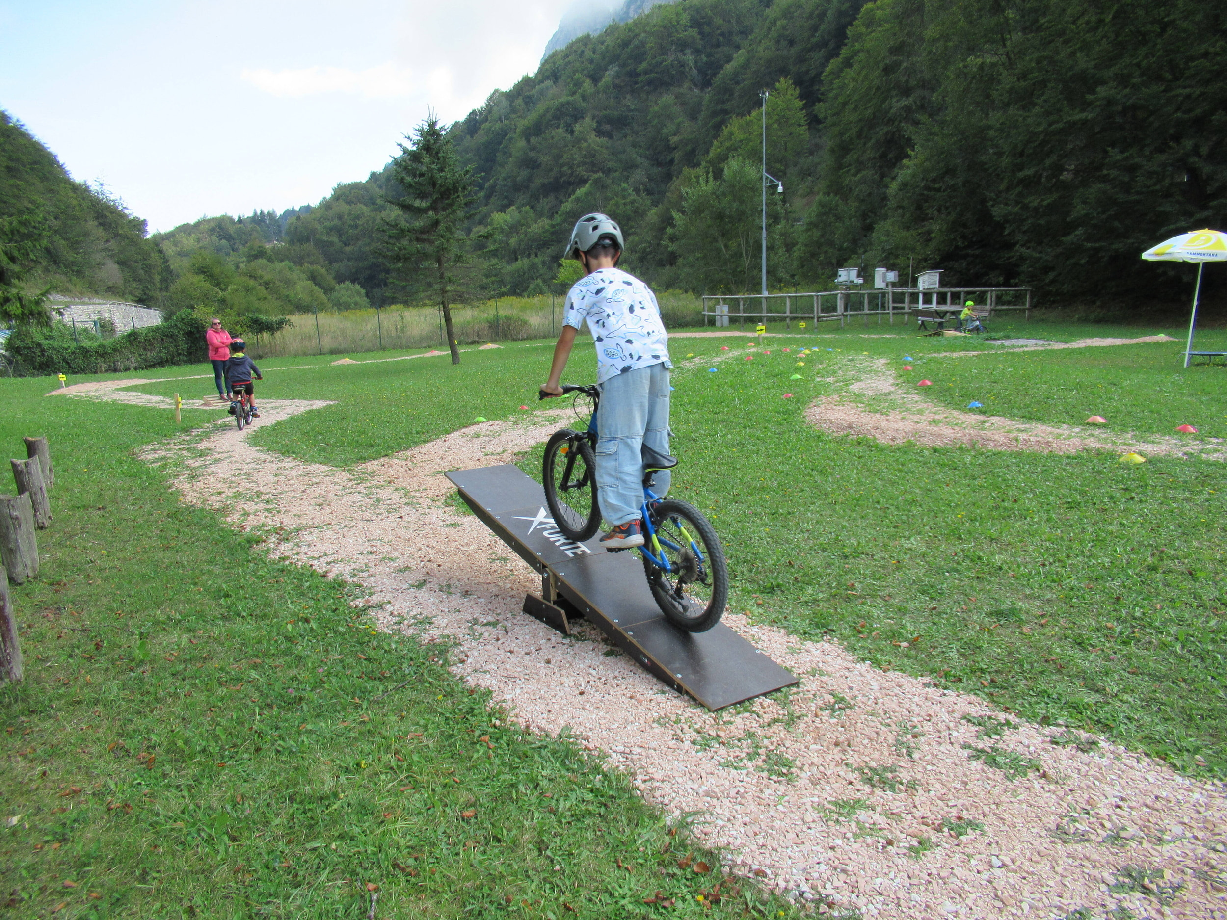 bambini in bicicletta nel bike park al Passo